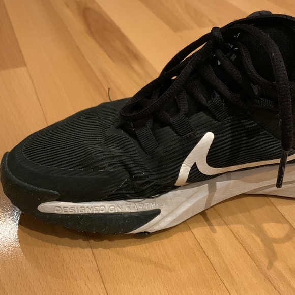 Nike Black & White Running Shoes - size 6 Youth - Picture 5 of 16